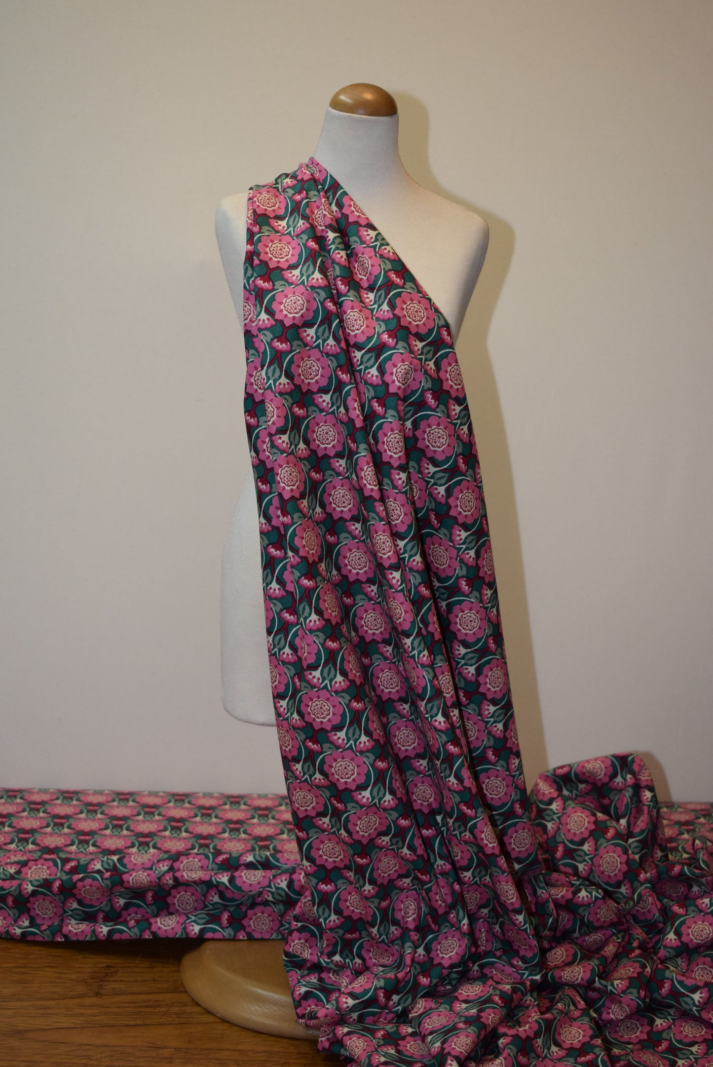'Tudor Rose' printed lawn - pink