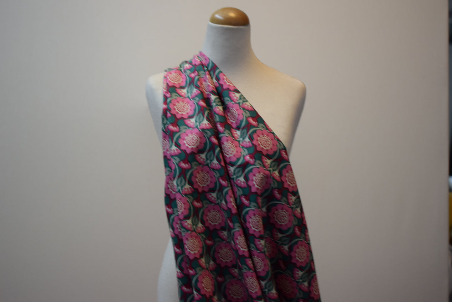 'Tudor Rose' printed lawn - pink